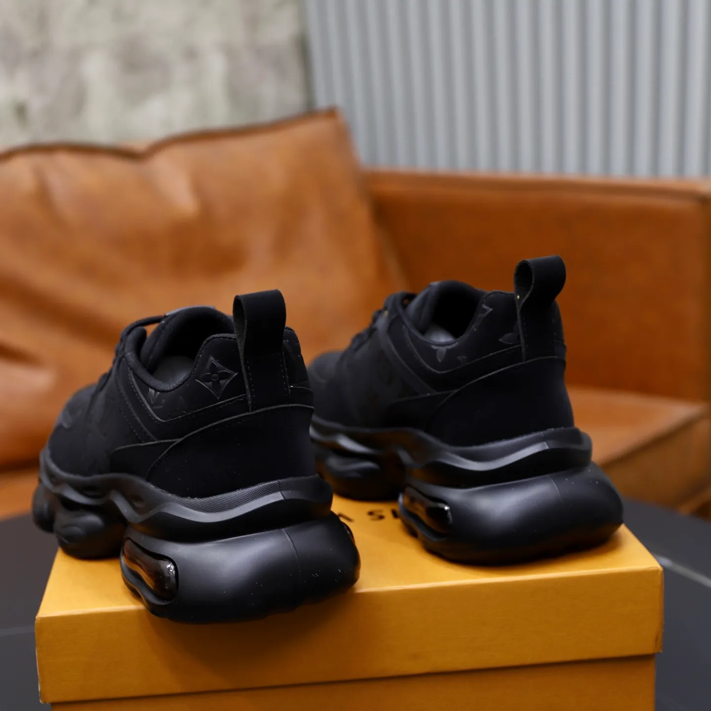 Ex-factory price: 462💰🙅‍♂️🙅‍♂️🙅‍♂️ Brand: Louis Vuitton Standard code: 38-44 (45 customized) Grade: Same as the official website Material: Original cowhide splicing fabric Comfortable and breathable lining Lightweight, soft and wear-resistant outsole Style category: Men's fashionable casual shoes Running sneakers Distinguished luxury brand elements Top luxury Color: actual picture color